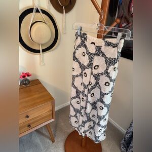 H&M Black and White Floral Cropped Pants, fit like XS